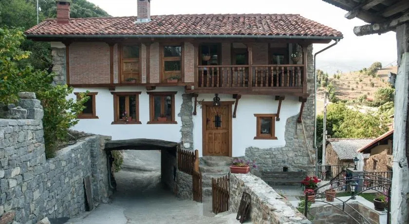 El Mijolar Apartamentos - Image 1