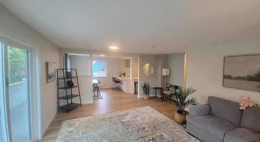 Fresh Top Floor Apartment w/ Balcony - Image 1