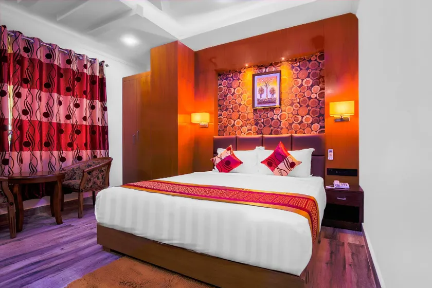 Capital O 435 Hotel Intourist Palace - Image 1
