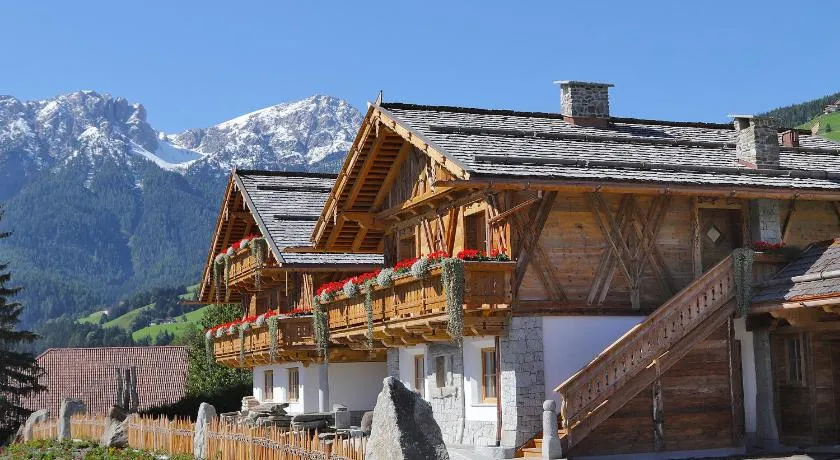 Ferienwohnung Piz da Peres - Geiselsberg mit Bergblick, Pool, Sauna, WLAN & Garten - Image 1