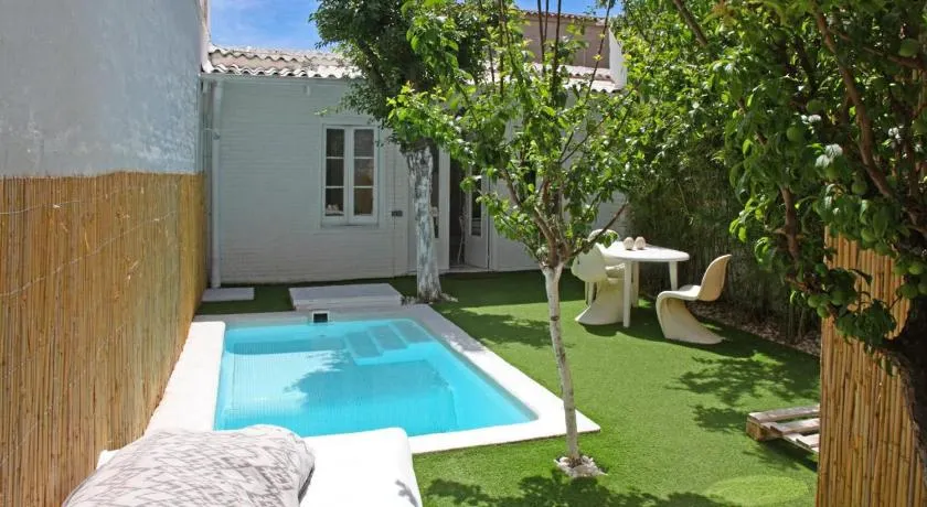 Villa con terraza, barbacoa y piscina - Image 1
