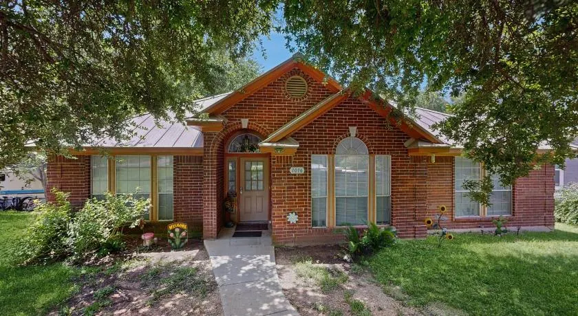 Lovely, waterfront home - river access, large yard, lovely patio & washer/dryer - Image 1