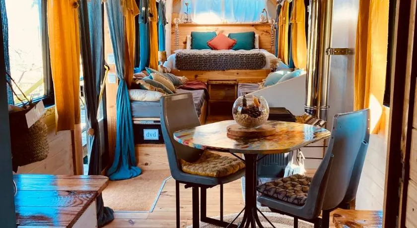 Le Busido, ancien bus de la ville d'Angoulême, aménagé en Chambre d'hôtes - Image 1