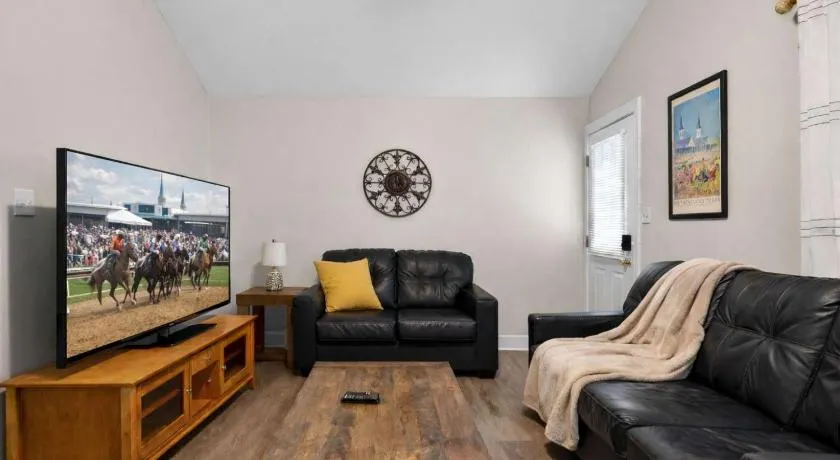 4BR Highlands Gem Walk to Bellarmine & Bardstown - Image 1