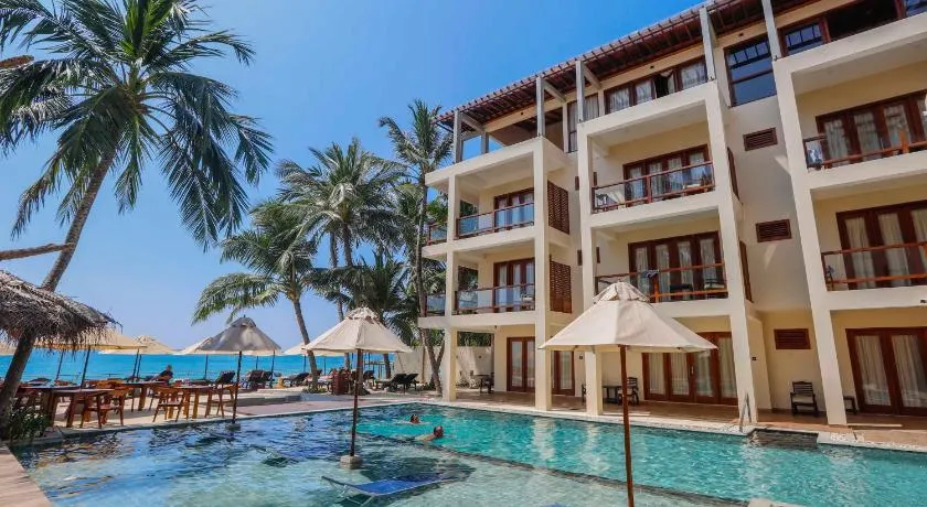 Sapphire Seas Beachfront Hotel - Image 1