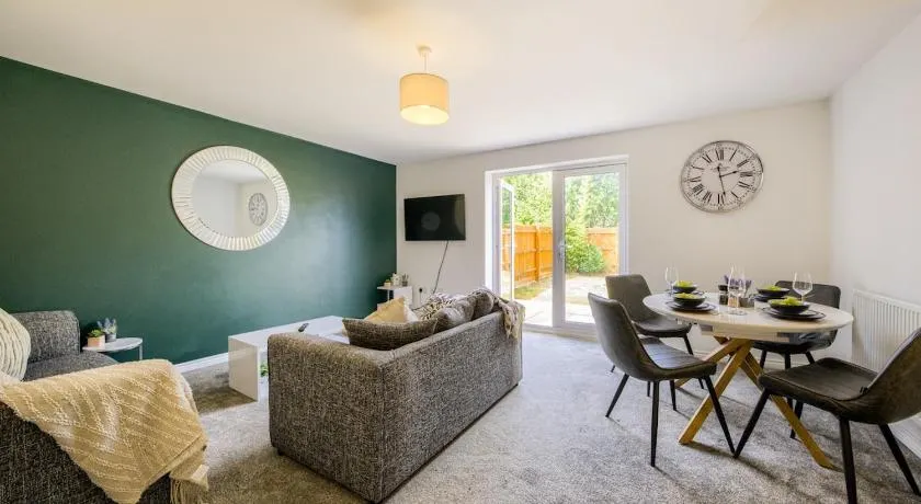 NEW! Private Driveway, Spacious, 2 Bathroom, Fast WiFi - Image 1