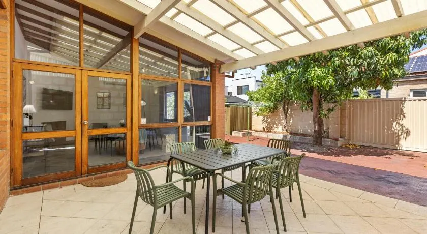 North Perth 3BR Home Steps To Hyde Park & Dining - Image 1