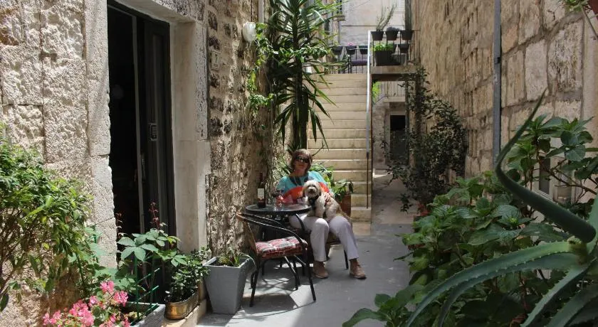 Street Garden Apartment - Image 1