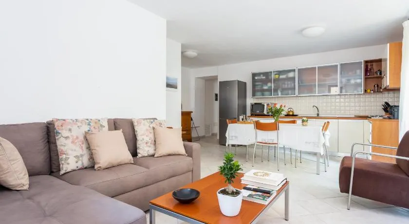 Spacious 3-Bedroom Apartment with Courtyard in Tempio Pausania - Perfect for Families - Image 1
