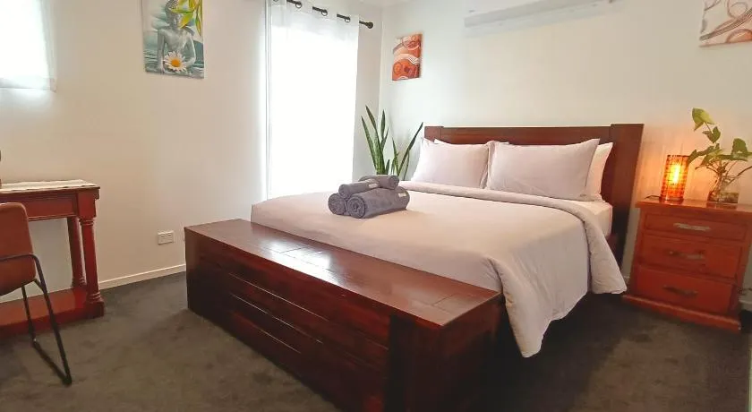 Deluxe Queen Room - Shared Bathroom - Image 1
