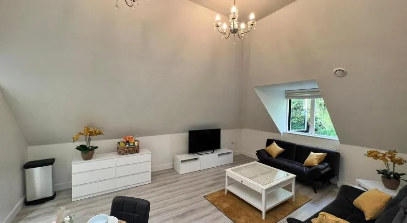New! Modern Elegant 2-Bed Apartment, free parking - Image 1