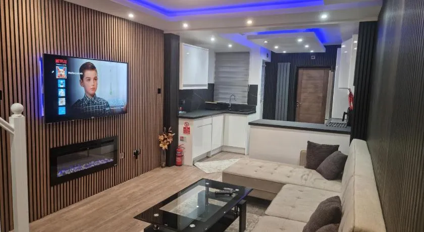 Uniq 3 Bedroom House in central Watford ,15min to London Euston , close to Harry Potter - Image 1