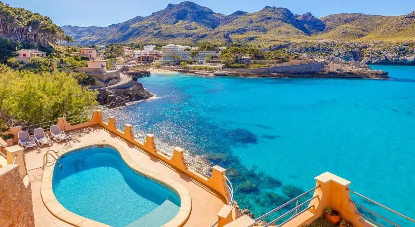 Appartement de vacances entièrement équipé avec terrasse et piscine | Vue mer | À côté de la plage - Image 1