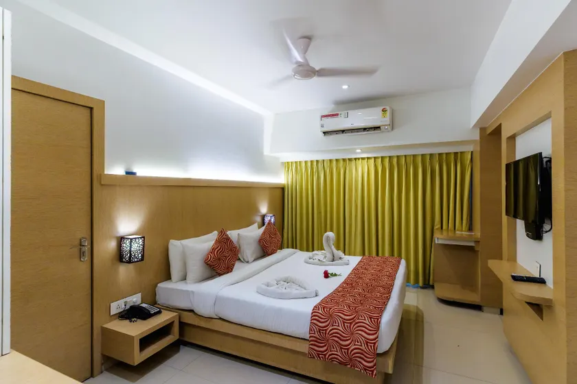 Gold Crest Business Hotel - Image 1