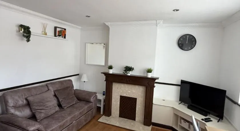 Entire 2 Bed House in London Area - Parking - Sleeps 5 - Image 1