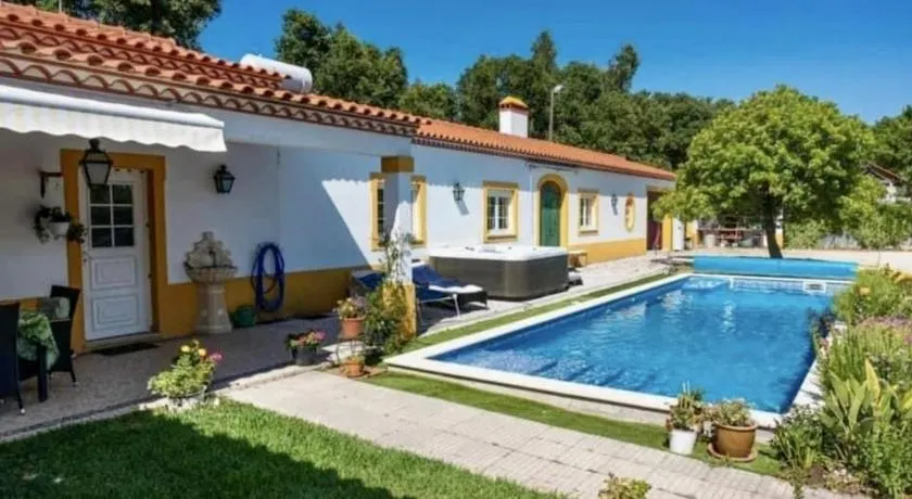 Farmhouse Sleeps 8 with Pool & Horses - Image 1
