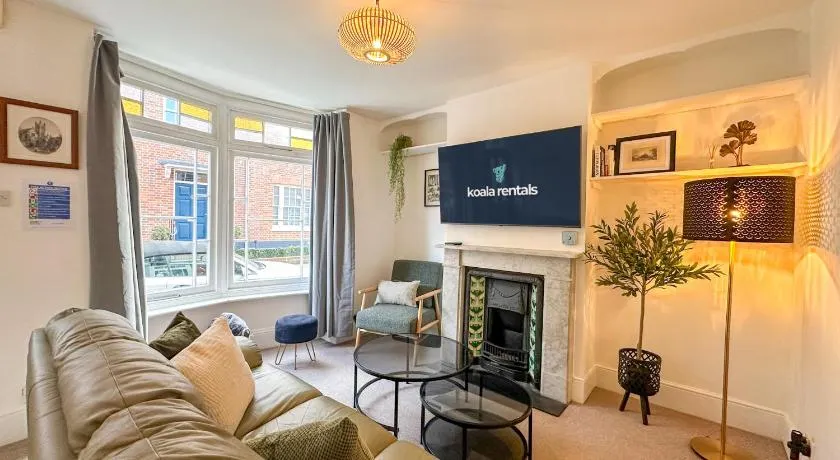 New - Cosy & Stylish City Centre Home - Sleeps 6 - Image 1