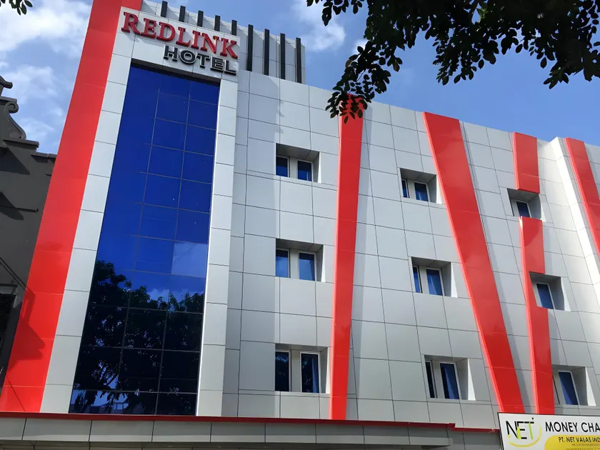 Redlink Hotel - Image 1