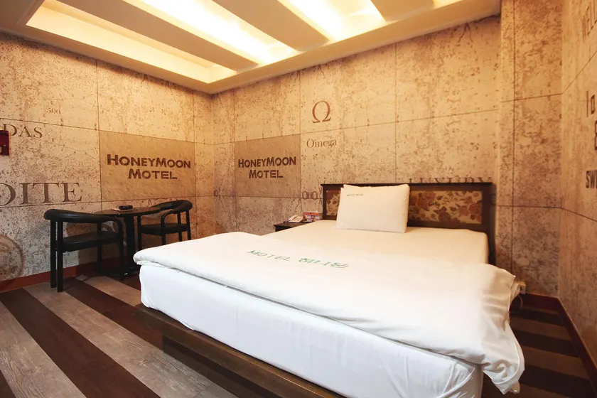 Daegu Dongseong-ro Honeymoon - Image 1