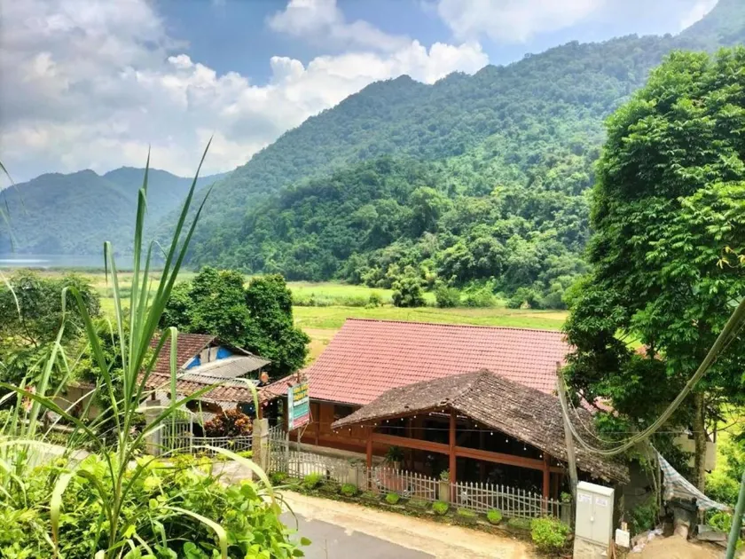 Nam Pé Homestay - View Hồ Ba Bể - Image 1