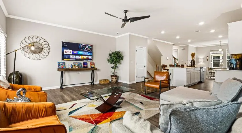 Price Cut, New Lux Home 5 mins to Airport , 15 min to Downtown, 25 min to Buckhead with 3 beds and 3 baths - Image 1
