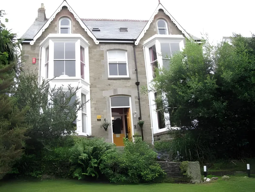 Cliftons Guest House - Image 1