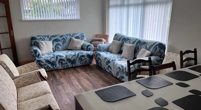 Spacious 5 double bed bedroom bungalow near Belfast - Image 1