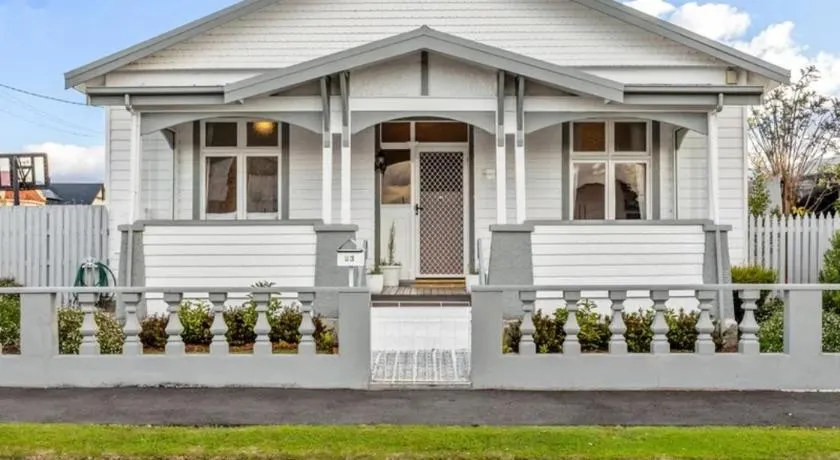 Three Bedrooms Hermay Cottage with Free Parking and 5 minutes drive to Launceston near museum - Image 1