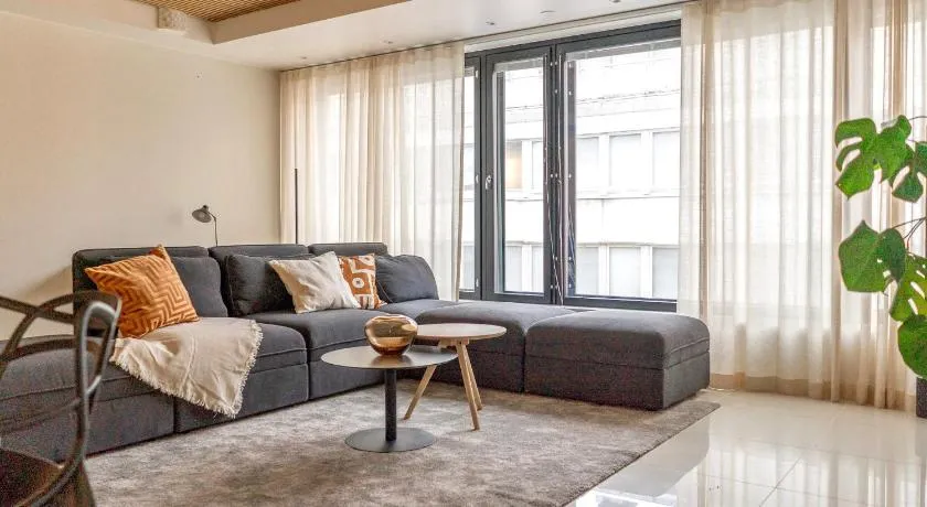 Sleek and Spacious 3 BR Apartment in City Centre - Image 1