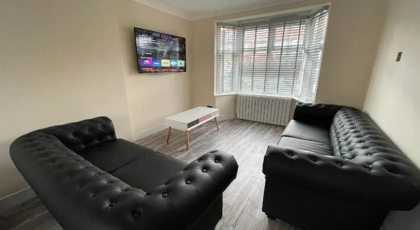 Modern 4-bedroom entire house with Garden - Image 1