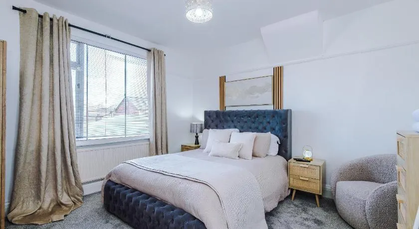 Luxury 3-Bedroom Apartment with 75-Inch TV, Fireplace & Terrace near Manchester Airport - Image 1