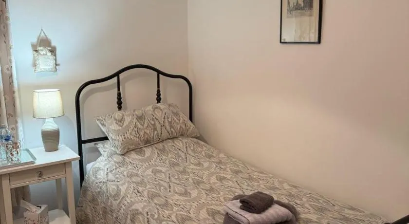 Single room with beautiful garden - Image 1