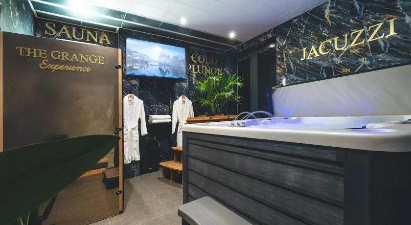 A Private Luxury Spa Suite with Jacuzzi, Sauna and Ice Bath, ideal for Couples, Business, Athlete Recovery - Image 1