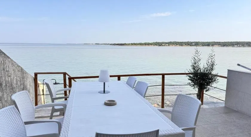 Luxus Ferienunterkunft direkt am Meer bei Novigrad - Image 1