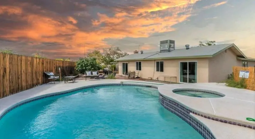 Pool & Hot Tub! Centrally Located, Less Than 3 Miles to The Strip! - Image 1