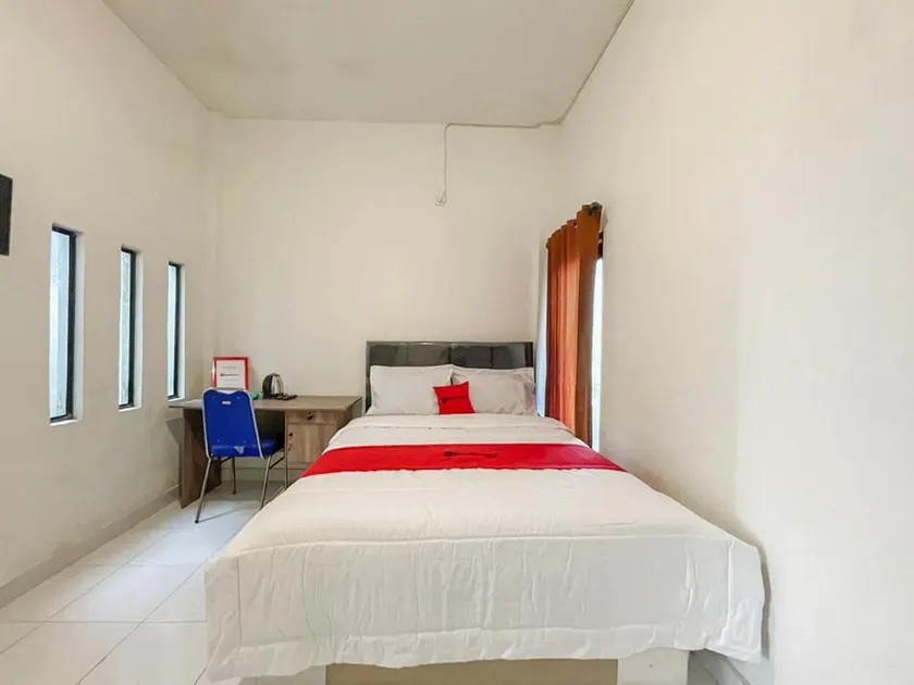 RedDoorz Syariah near Siloam Hospital Mataram - Image 1