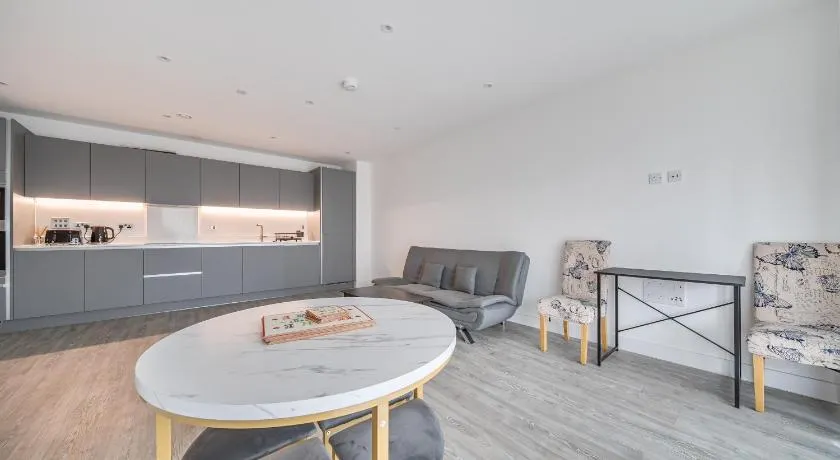 Peaceful and stylish apartment near Cambridge with parking - Image 1
