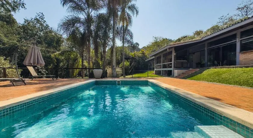 Casa térrea de alto padrão com piscina e cozinha de cinema na Granja Viana - Image 1