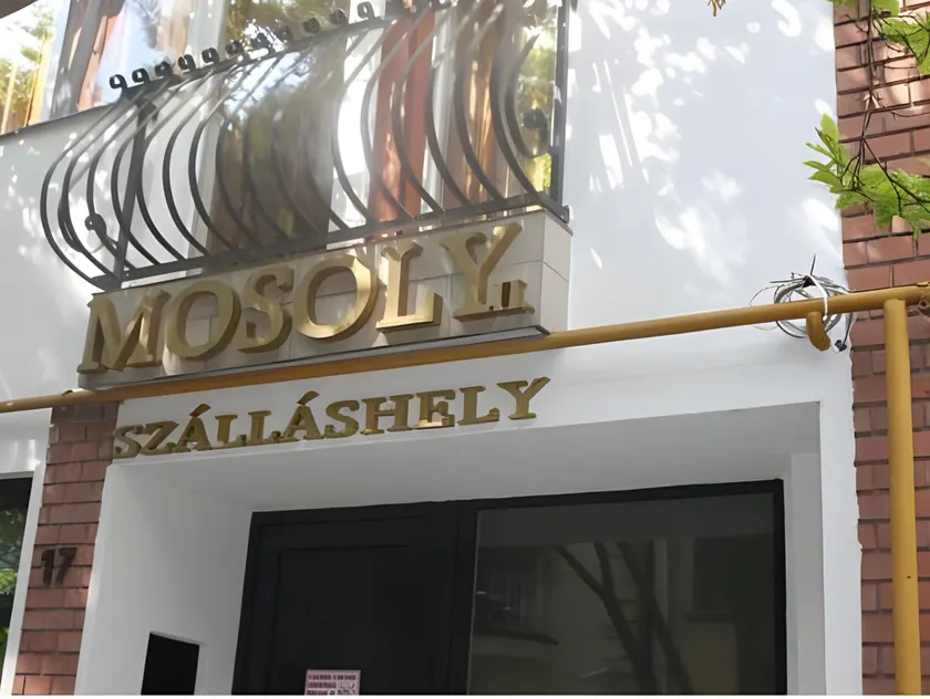Mosoly Szallashely - Image 1