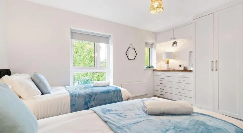 Ashford Home off M20 with 2x Private Parking - Long Stays - Image 1