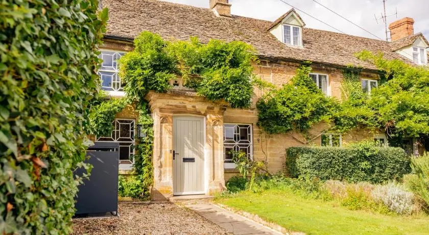 Historic 3 Bedroom Cottage in the Cotswolds - Image 1