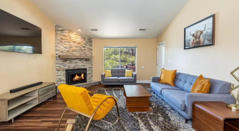 Mountain Jewel Modern Townhome in the Pines Great Location Near Downtown Flagstaff - Image 1