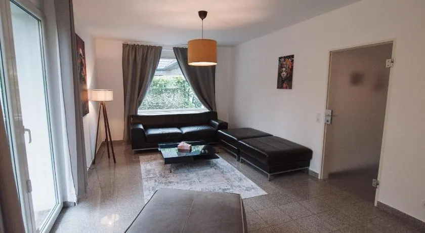 Modern house half - near Hamburg Airport - Image 1