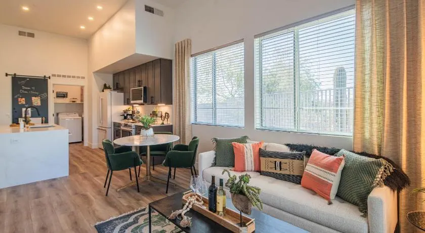 Golf & Sun Stay Rooftop Deck, Heated Pool Nearby - Image 1