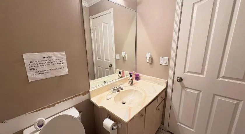 Surrey Guest House - Private Rooms & Suites, Free Parking & Wifi - Image 1