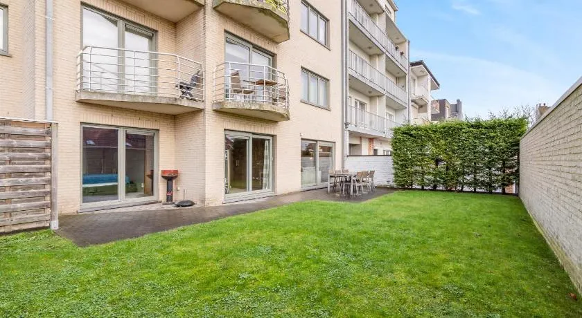 Luxury apartment with garden close to the beach - Image 1