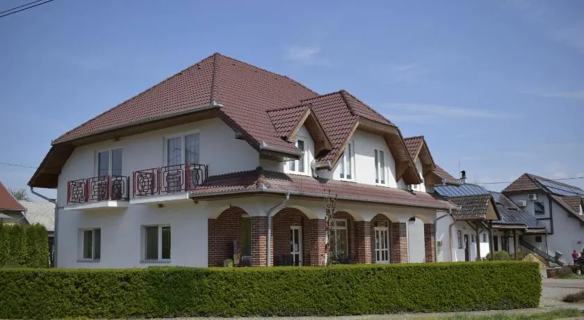 Főnix Apartmanház - Image 1