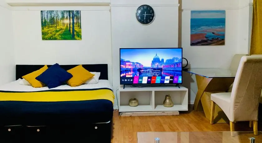 London Stratford 3 Bedrooms House, Separate Reception, Close to ABBA, Westfield, Olympic Stadium - Image 1