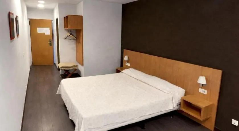 Hostal Mediterranea - Image 1
