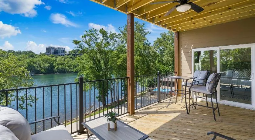 Lakeshore Getaway - Image 1